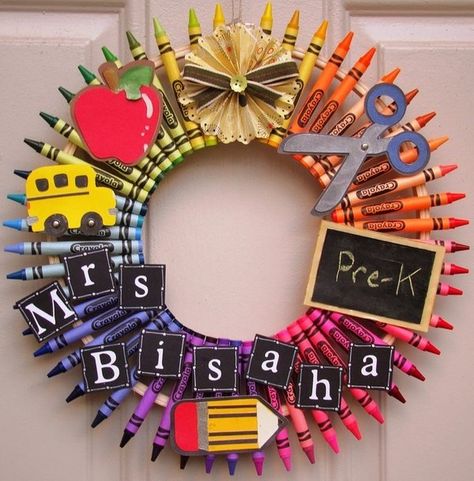 DIY crayon wreath ideas classroom decoration ideas door decoration Crayon Wreath, School Wreaths, Teacher Wreaths, Diy Crayons, Teacher Craft, Teachers Diy, Diy Teacher Gifts, School Teacher Gifts, Teacher Christmas