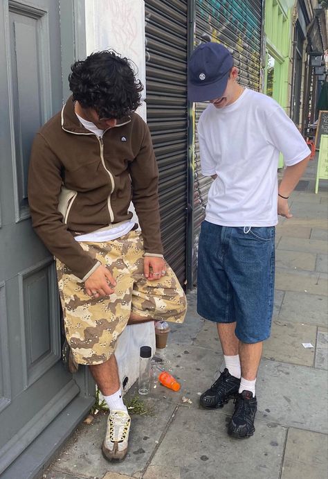 Uk Summer Streetwear, Nike Shox Tl Outfit, Air Max 95 Outfit Men, Nike Shox Outfit, Air Max Plus Outfits, London Drip, Camo Shorts Outfit, White Tee Outfit, White Tees Outfit