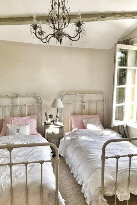 French farmhouse kids bedroom with twin metal panel beds and pink accents - by Vivi et Margot. See more rustic elegant French farmhouse design ideas and decor inspiration. #frenchfarmhouse #interiordesign #frenchcountry Elegant French Farmhouse, French Farmhouse Design, Farmhouse Kids Bedroom, Farmhouse Design Ideas, French Country Rug, Stylish Bedroom Design, French Farmhouse Decor, Farmhouse Interior Design, French Country Bedrooms