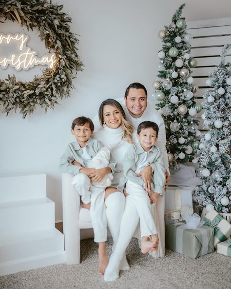 Family Christmas Photos Studio, Studio Christmas Mini Sessions Family, White Christmas Photo Shoot Family, Boho Christmas Photoshoot, Christmas Photoshoot Backdrop, Christmas Mini Photoshoot, Indoor Christmas Photos, Mini Photoshoot, Christmas Family Photoshoot