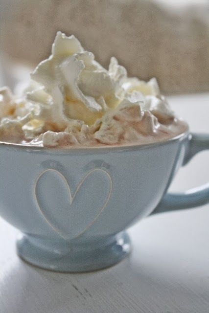 💙 Vibeke Design, Blue Coffee, Southern Recipes, Coffee Time, Hot Cocoa, Pale Blue, Whipped Cream, Hot Drink, Tea Time