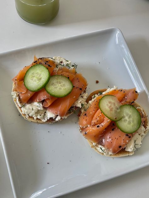 Healthy Bagel Aesthetic, Bagel Cucumber Sandwich, Bagel Astetic, Easy Meals Aesthetic, Small Breakfast Aesthetic, Bagel Recipes Sandwich, Lox Bagel Aesthetic, Lox Bagel Sandwich, Healthy Breakfast Bagel Ideas