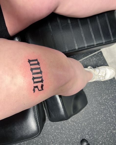 2001 Knee Tattoo, 2003 Tattoos Ideas, Est 2003 Tattoo, Birth Year Knee Tattoo, 1990 Tattoo Ideas, 2000 Tatoos, Year 2000 Tattoo, Birth Year Tattoo Above Knee, Year Tattoo Number Leg