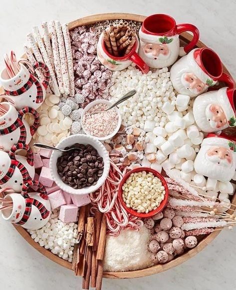 Cocoa Station, Idee Pasto, Party Food Platters, Charcuterie Recipes, Christmas Brunch, Hot Chocolate Bars, God Mat, Christmas Party Food, Deilig Mat