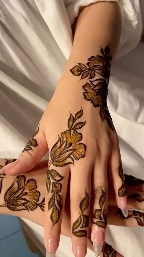 Please check the link guys!! New Latest Mehndi Design, Henna Inspo, Arabic Henna Designs, Henna Tattoo Designs Hand, Simple Henna Tattoo, Latest Henna Designs, Simple Mehndi Designs Fingers, Very Simple Mehndi Designs, Pretty Henna Designs