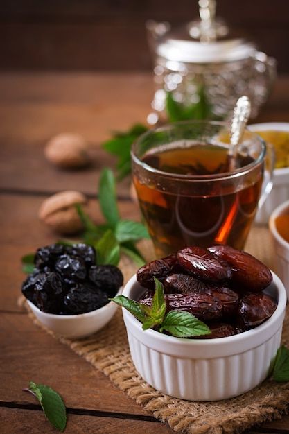 Dates Photography, Ramadan Photography, Plant Based Diet Benefits, Moon Ramadan, Arabic Tea, Cider Vinegar Benefits, Palm Fruit, Apple Benefits, Fresh Dates