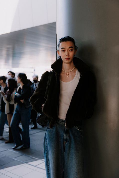 Tokyo Street Style Proves Attitude is the Best Accessory https://www.vogue.com/slideshow/the-best-tokyo-street-style-photos-from-the-fall-2024-shows#91 Tokyo Fashion Week, Tokyo Street Style, Street Style Photos, Tokyo Street, Tokyo Fashion, The Best Street Style, Best Street Style, Cool Street Fashion, Fashion Week Street Style