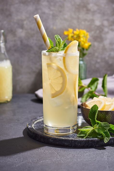 Lemonade Product Photography, Refreshers Recipes, Best Homemade Lemonade, Classic Lemonade, Easy Lemonade Recipe, How To Make Lemonade, Cold Drinks Recipes, Glass Of Lemonade, Simply Lemonade