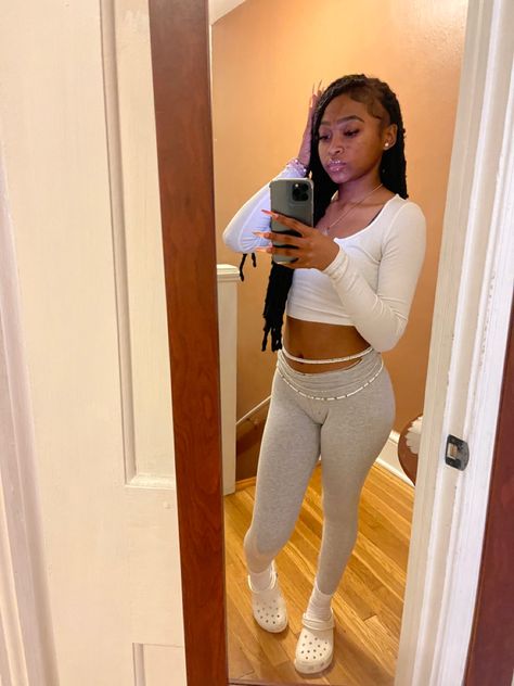 Fits With Grey Leggings, White Leggings Outfit Black Women, Grey Leggings Outfit Ideas, Back To School Legging Outfits, Grey Leggings Outfit Summer, Grey Leggings Outfit Black Women, Grey Legging Outfits, Leggings Outfit Black Women, Light Grey Leggings Outfit