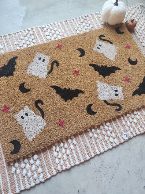 Welcome Mat Ideas, Bats Cute, Halloween Mats, Creative Halloween Decorations, Mat Ideas, Halloween Doormat, Polka Dot Pumpkin, Funny Welcome Mat, Halloween Door Mat