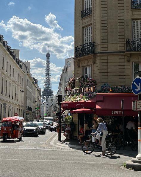 Paris 🥂🖤 Moving To Paris Aesthetic, Paris Aesthetic Places, Summer Paris Aesthetic, Places To Go In France, Paris Astetic, Paris Trip Aesthetic, Living In Paris Aesthetic, Paris Lifestyle Aesthetic, Paris Vibes Aesthetic