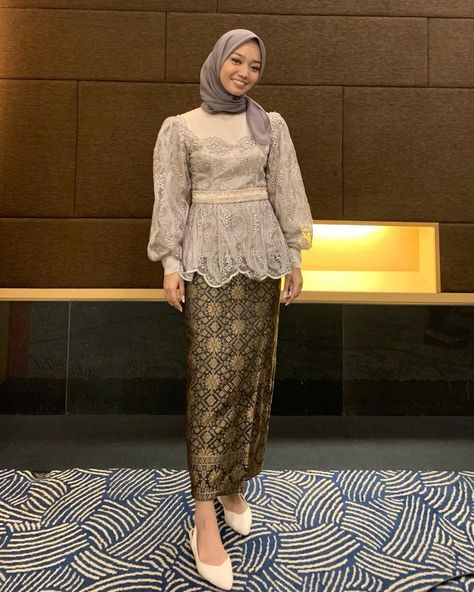 Kebaya wisuda Kebaya Modern Simple, Inspirasi Bridesmaid, Model Kebaya Modern Hijab, Kebaya Wisuda Hijab, Kebaya Brokat Modern, Dress Wisuda, Model Kebaya Wisuda, Graduation Fits, Kebaya Simple