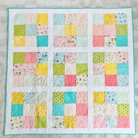 Free Baby Quilt Patterns Printables, Quick Baby Quilts Patterns Free, Charm Pack Baby Quilt, Baby Quilts Easy, Free Baby Quilt Patterns, Baby Quilt Patterns Easy, Girl Quilts Patterns, Charm Pack Quilt Patterns, Charm Square Quilt