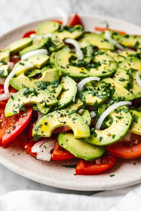 This tomato avocado salad recipe is super fresh and simple. An easy addition to any dinner idea! Tomato Avocado Salad, Avocado Recipes Easy, Fresh Corn Salad, Tomato Avocado, Avocado Tomato Salad, Mozzarella Salad, Summer Cookout, Avocado Salad Recipes, Lentil Salad