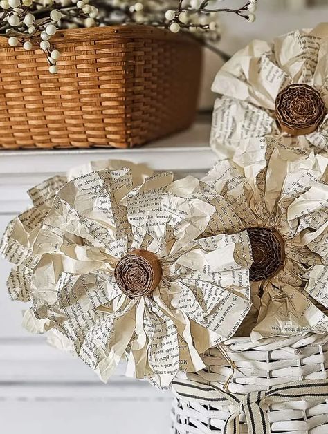 Book Page Fall Decor, Flowers Made From Book Pages, Book Page Bouquet, Boho Paper Flowers Diy, Crafts With Books Diy, Book Crafts Recycled, Crafts With Book Pages, Recycled Book Crafts, Primitive Sunflowers