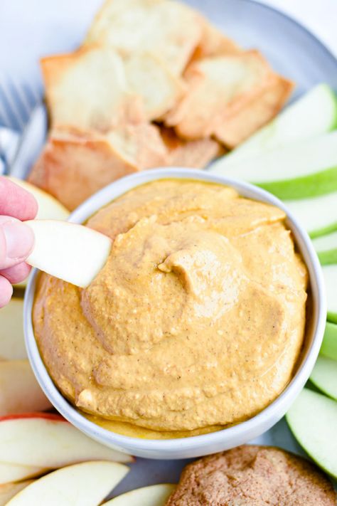 Pumpkin Yogurt Dip, Dip With Greek Yogurt, Pumpkin Cream Cheese Dip, Pumpkin Dip Recipe, Pumpkin Cheesecake Dip, Greek Yogurt Cheesecake, Pumpkin Yogurt, Greek Yogurt Dips, Pumpkin Dip