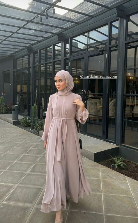 Dress Kondangan Hijab Simple, Dress Kondangan Hijab, Lebaran Outfit, Dress Muslim Modern, Dress Kondangan, Modern Hijab Fashion, Soiree Dress, Muslim Outfits Casual, Muslim Fashion Hijab Outfits