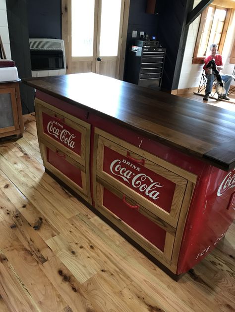 Coke Kitchen, Coke Crate Ideas, Coca Cola Cooler, Coca Cola Poster, Coca Cola Kitchen, Coke Machine, Coca Cola Decor, Coca Cola Drink, Always Coca Cola