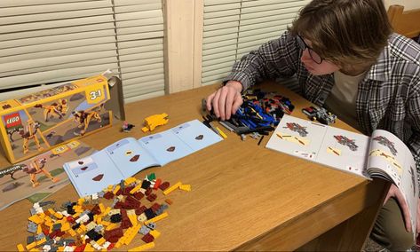 Gaming With Boyfriend, Cute Aesthetic Dates, Building Legos Aesthetic Couple, Lego Date Night, Nerdy Date Ideas, Nerd Bf Aesthetic, Nerdy Bf Aesthetic, Study Date Couple, Cute Date Ideas Pictures