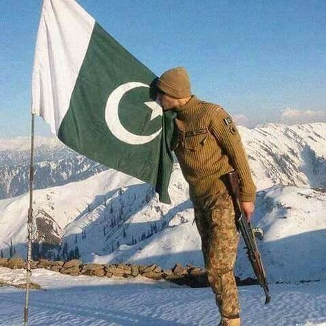 Pakistan Flag Hd, Dua Noor, Army Poetry, Happy Independence Day Status, Pakistani Army, Pak Army Quotes, Independence Day Status, Air Force Fighter Jets, Pak Army Soldiers