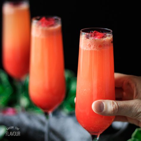 Non Alcoholic Strawberry Citrus Blush: this refreshing spring and summer drink is made with three citrus juices, strawberries, easy simple syrup, and sparkling mineral water.  It’s a perfect crowd pleaser to serve for kids, teens, and adults at a party, baby shower, or Easter brunch. | www.savortheflavour.com #nonalcoholic #summer #spring #mocktail #recipe Spring Mocktail, Juicing Guide, Easter Brunch Drinks, Africa Party, Summer Drinks Nonalcoholic, Easy Alcoholic Drinks, Sparkling Mineral Water, Summer Coolers, Party Drinks Alcohol