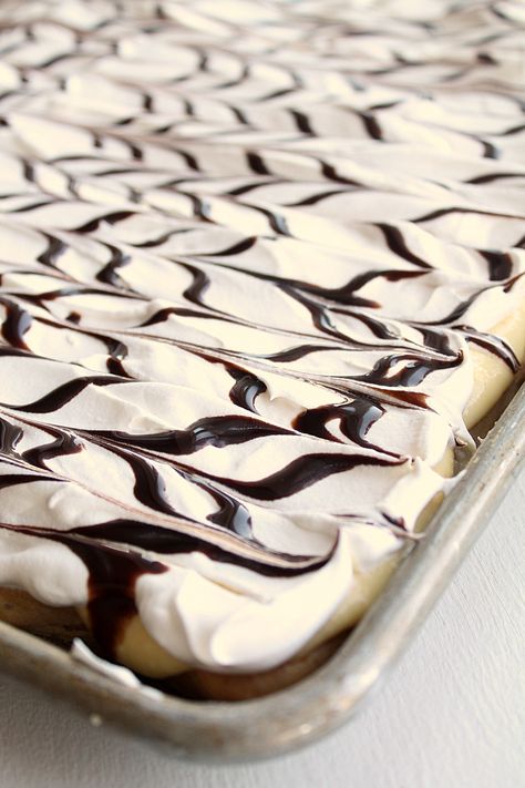 Eclair Cake Puff Pastry, Cream Puff Eclair Cake, Eclair Cake With Puff Pastry, Cream Puff Cake With Puff Pastry, Chocolate Eclair Dessert Puff Pastries, Easy Cream Puff Cake, Easy Puff Pastry Dessert Simple, Puffed Pastry Desserts Simple, Cream Puff Dessert Recipe