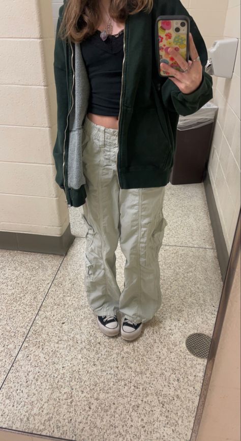 Cream Cargo Outfits Women, Best Cargo Pants Women, Black Cargo Pants With Converse, Cargos Outfits Aesthetic, Gray Cargos Fit, Urban Cargo Pants Outfit, Emmiol Outfits Aesthetic, Urban Outfitters Cargos, Urban Outfitters Aesthetic Clothes