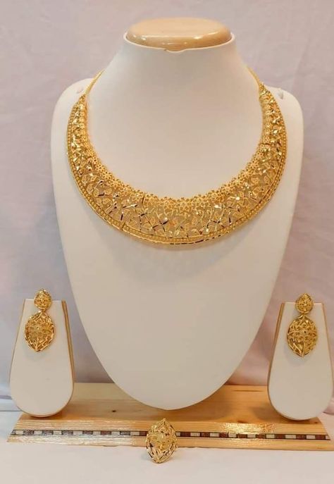 Very trending gold necklace designs Indian Gold Necklace Designs, Unique Gold Jewelry Designs, Gold Jewels Design, Bridal Necklace Designs, Neck Pieces Jewelry, Stylish Lady, New Gold Jewellery Designs, Indian Bridal Jewelry Sets, Bridal Jewellery Design