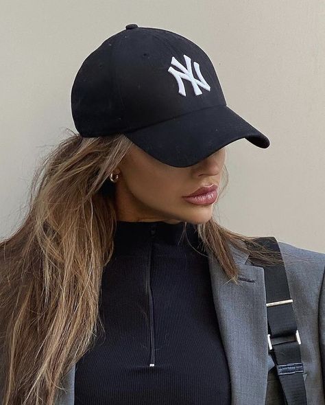 New Era Hat Outfit Women, New York Cap Outfit, La Cap Outfit, New Era Cap Outfit Woman, Ny Cap Outfit, New Era Cap Outfit, Yankees Cap Outfit, Black Cap Outfit, New Era Outfit