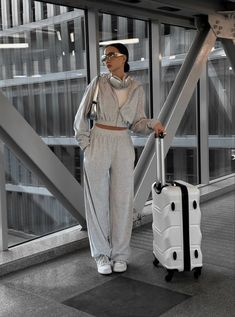 Outfits For Dubai, Aesthetic Airport Outfits, Try Aesthetic, Trendy Airport Outfits, Plus Size Airport Outfit, Old Money Casual, Classy Airport Outfit, Summer Travel Outfits, Airport Outfit Comfy