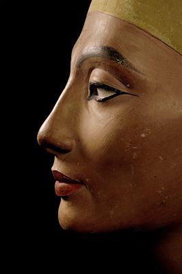 Looks like #3Dprinting has another positive benefit: helping #museums create copies of priceless artifacts. Bust Of Nefertiti, Nefertiti Bust, Art Bizarre, Starověký Egypt, Egypt Museum, Egiptul Antic, Berlin Museum, Egyptian Artifacts, Ancient Egypt Art