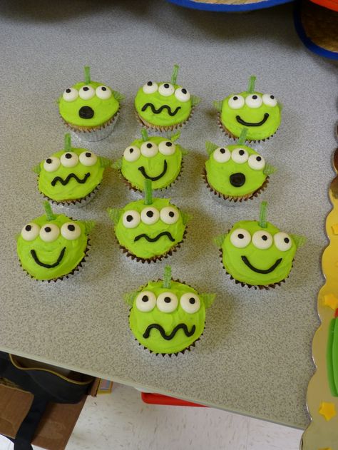 Toy Story Alien Cupcakes Buzz Lightyear Cupcakes, Sour Straws, Buzz Party, Alien Cupcakes, Girls Toy Box, Toy Story Cupcakes, Bday Stuff, Planet Party, Toy Story Baby