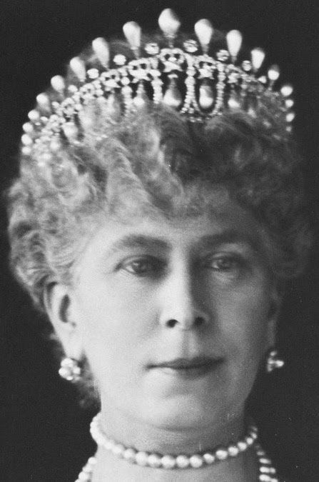 Tiara Mania: Queen Mary of the United Kingdom's Lover's Knot Tiara Kokoshnik Tiara, Royal Accessories, Lovers Knot Tiara, Lovers Knot, Queen Mum, Queen Alexandra, English Royalty, Royal Crowns, Royal Tiaras