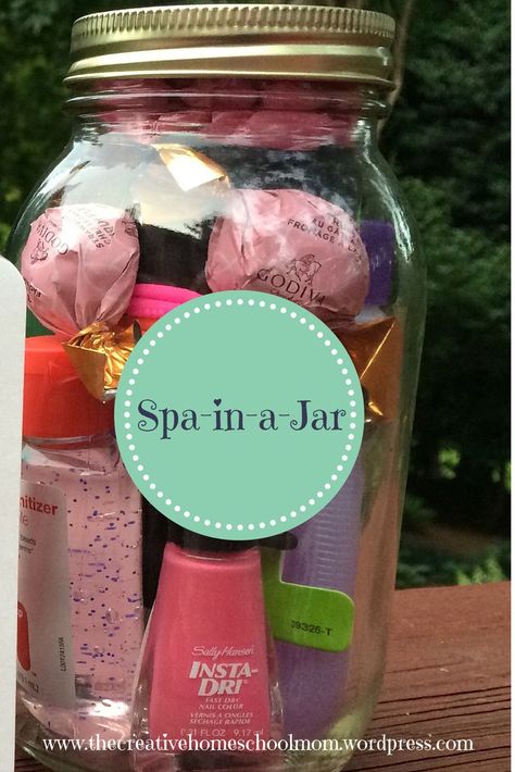 Great gift for a teen girl - Spa-in-a-Jar!  :  The Creative Homeschool Mom #teen Spa In A Jar, Diy Crafts For Teen Girls, Diy Crafts For Teens, Girl Sleepover, Teen Fun, Sweet 16 Gifts, Presents For Girls, Navidad Diy, Cadeau Diy