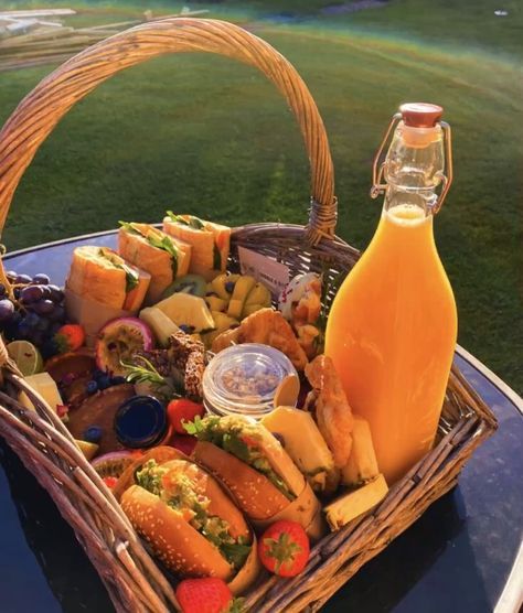 Picnic Food Basket, Picnic Food Ideas Aesthetic Junk Food, Picnic Basket Ideas Food, Cute Picnic Food Ideas, Pic Nic Food Ideas, Picnic Dinner Ideas, Picnic Aesthetic Date, Picnic Basket Aesthetic, Picnic Food Ideas Aesthetic