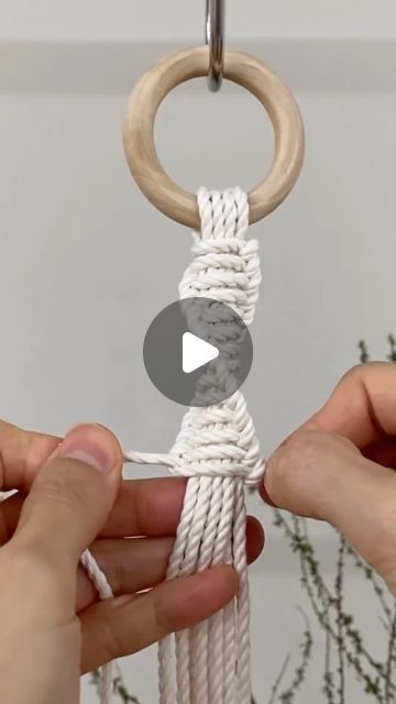 Macrame Keychain Diy Tutorials Easy, How To Do Macrame, Art Macramé, Knot Decor, Crochet Pouf, Tutorial Macramé, Macrame Plant Hanger Tutorial, Macrame Knots Tutorial, Boho Crafts Diy