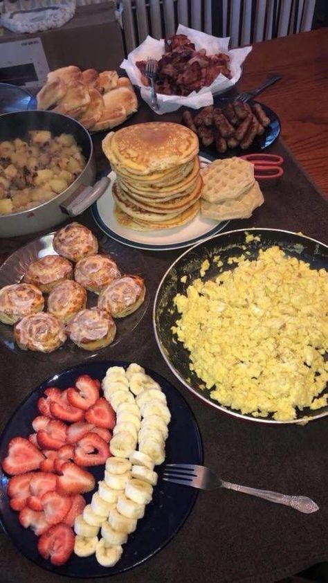 Food | drinks Types Of Breakfast, Breakfast Bar Food, Sleepover Food, Junk Food Snacks, Läcker Mat, Food Goals, Breakfast Foods, Food Obsession, Pretty Food