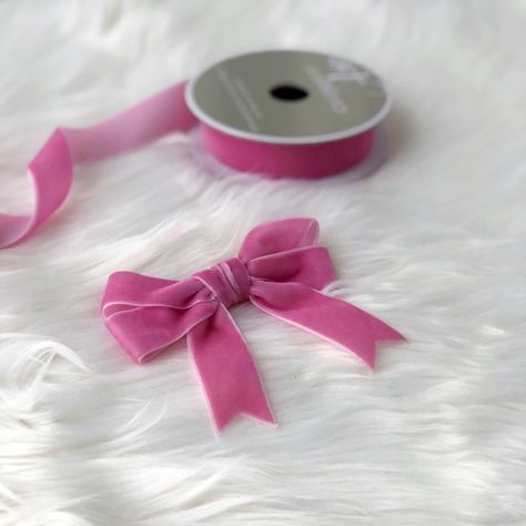 How To Make Velvet Bows, How To Make A Bow With Velvet Ribbon, Diy Velvet Bow, Sewing Aesthetics, Diy Baby Bows Headbands, Ribbon Bow Tutorial, Diy Baby Bows, Velvet Hair Bow, Girls Hair Bows Diy