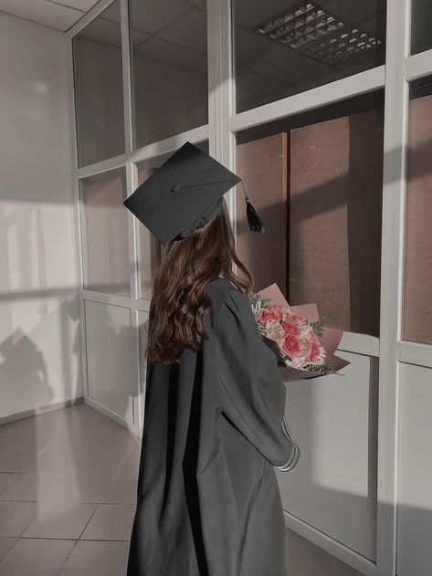 graduation aesthetic Graduation Cap Aesthetic Wallpaper, Graduation Hat Aesthetic, Convocation Photoshoot Ideas, Graduation Instagram Post, Graduation Aesthetic, Gown Aesthetic, Grad Picture Ideas, Graduation Pic Ideas, College Graduation Photoshoot