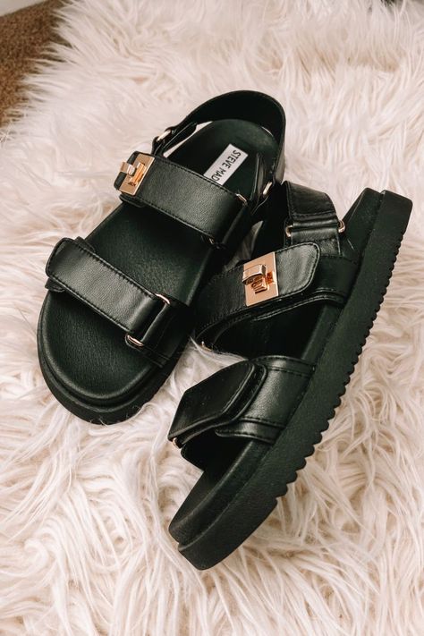 Steve Madden Sandals Outfit, Strap Sandals Outfit, Steve Madden Outfits, Steve Madden Black Sandals, Elegant Shoes Heels, Shoes Editorial, Heel Sandals Outfit, Basic Sandals, Travel Sandals