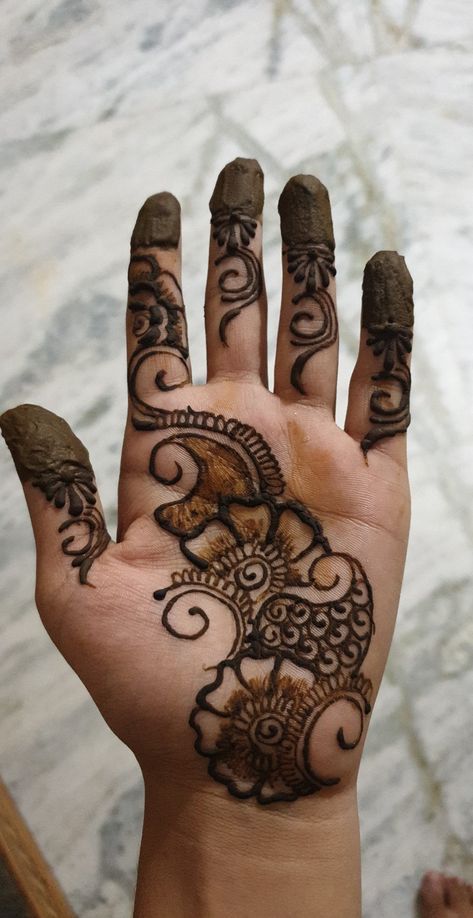 Bail Henna Designs Front Hand, Simpal Mehndi Designs Front Hand, Simpal Mehandi Designs For Hands, Simpal Mehndi Designs, Short Mehndi Designs Front Hand, Aesthetic Mehndi Design, Mehendi Designs Bridal, Stylish Back Hand Mehndi, Mehendi Designs For Hands