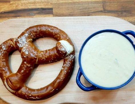 APPLEBEE’S Beer Cheese Dip Applebees Beer Cheese Dip, White Queso Recipe, Beer Cheese Recipe, Beer Cheese Dip Recipe, Beer Dip, Blue Moon Beer, Moon Cheese, Cheese Dip Recipe, Pretzel Cheese