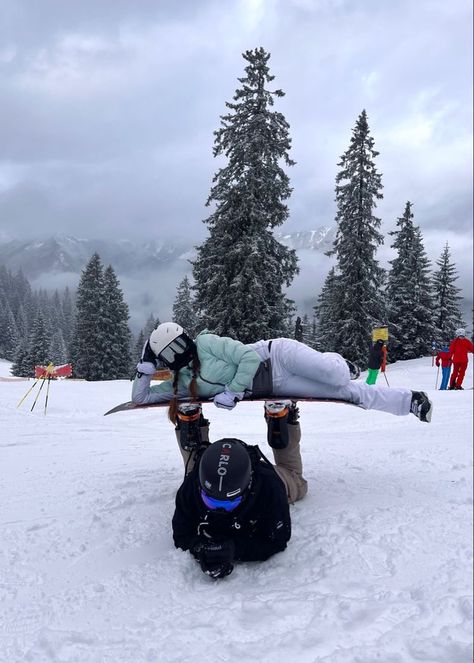 Couples Snowboarding Aesthetic, Snow Board Couple, Ski Couples Pics, Winter Ski Trip Aesthetic, Cute Couple Skiing Pictures, Ski Trip With Boyfriend, Ski Couple Photos, Ski Trip Aesthetic Couple, Ski And Snowboard Pictures