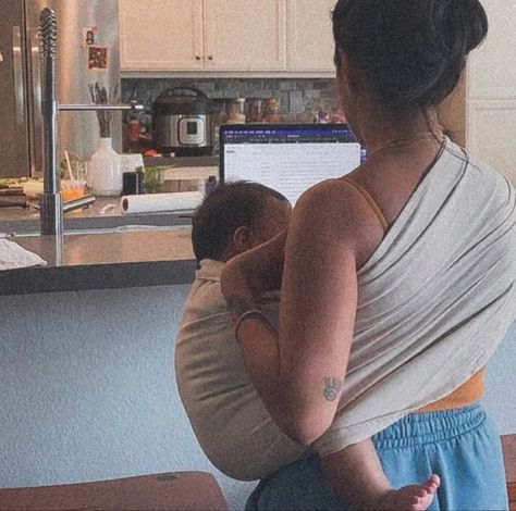 Motherhood Black Women, Mom Aesthetic Black, Black Mom Asthetic Picture, Black Mom Aesthetic, Black Motherhood Aesthetic Faceless, Parents Aesthetic, Black Motherhood Aesthetic, Black Motherhood Photography, Black Mom Life Aesthetic