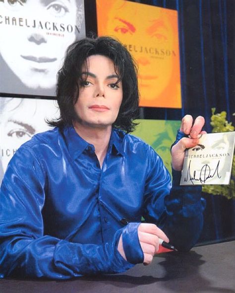 Today in 2001 #MichaelJackson hosts his first ever album signing event in NYC. #MJFAM #Moonwalker #KingOfPop Michael Jackson 2001, Michael Jackson Invincible, Mjj Pictures, You Rock My World, Photos Of Michael Jackson, Joseph Jackson, Michael Jackson Pics, King Of Pop, Jackson Family