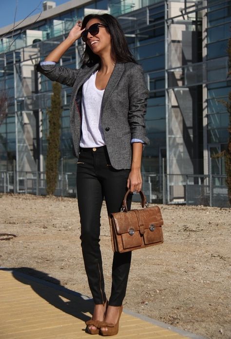 black skinnies, white top, grey blazer... But I'd have to do pink or red or emerald green pumps Ținute Business Casual, Parisienne Chic, Rocker Girl, Dream Outfits, Cool Summer Outfits, Blazer Jeans, Mode Casual, Blazer With Jeans, Work Ideas