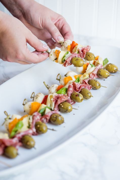 Antipasto Skewers | Party appetizers, entertaining ideas, party ideas, party recipes and more from @cydconverse Antipasto Skewers, Quick And Easy Appetizers, Party Appetizers Easy, Thanksgiving Appetizers, Holiday Appetizers, Snacks Für Party, Easy Appetizer Recipes, Party Food Appetizers, Food Platters