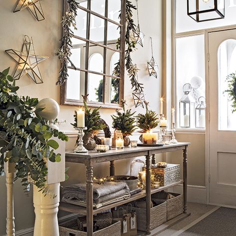 Tradtional hallway with gold decorations Country Hallway, Christmas Hallway, Modern Country Style, Kitchen Remodel Design, Country Style Decor, Christmas Decorations Living Room, Entry Way Design, Christmas Living Rooms, Modern Bedroom Design