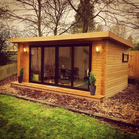 Backyard Room Ideas, Man Cave Gym, Backyard Art Studio, Office Shed, Garden Room Ideas, Garden Cabins, Studio Shed, Summer House Garden, Backyard House