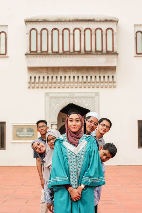 Convocation Family Photo, Pre Convo Photoshoot Idea Family, Family Convo Photoshoot, Family Convocation Photography, Convo Pose Ideas, Graduate Photo Ideas, Graduation Photoshoot With Family, Convo Photoshoot Idea, Ide Foto Wisuda Outdoor